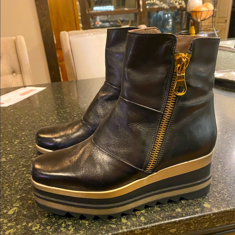 Gorgeous Italian leather booties worn once